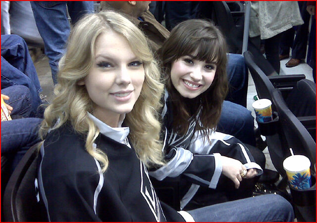 File:Demi-Lovato-Taylor-Swift-at-a-Hockey-Game-demi-lovato-3535598-644-454.jpg
