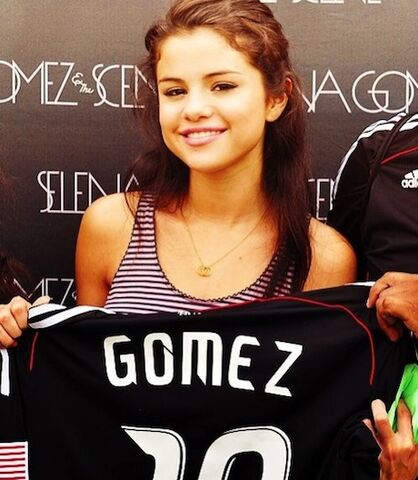 File:Selena-gomez-shirt.jpg
