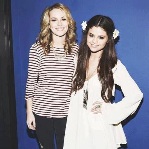 File:Selena-gomez-et-bridgit-mendler-and-selena-gomez-b8ce47761ed7b3b6f48b583350b7f9e4-large-9339.jpg