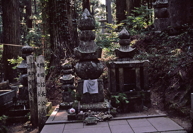 File:Nobunaga Oda's grave.jpg