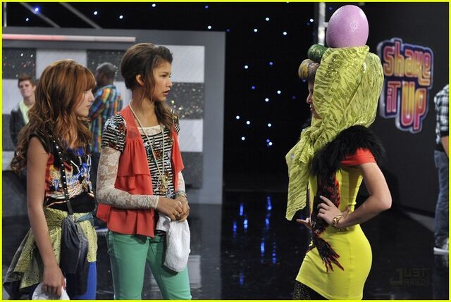 Fichier:Bella-zendaya-heat-shake-up-22.jpg