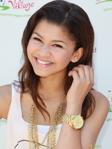 File:Zendaya IC.png