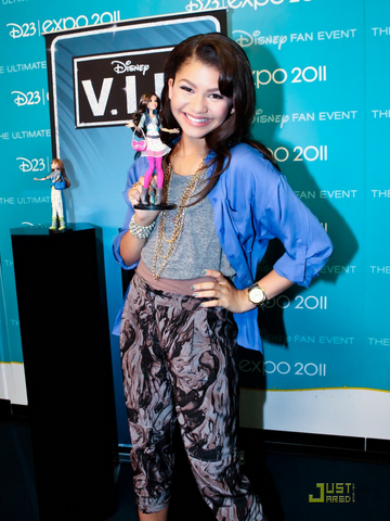 File:Zendaya D23.png