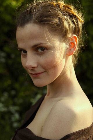 Archivo:Louise Brealy.jpg
