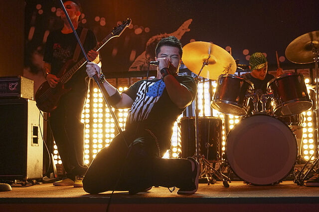 File:2x2 Promotional photo 15.jpg