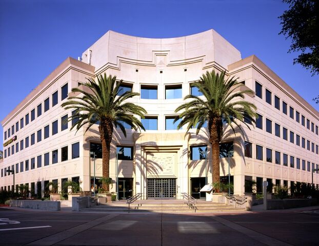File:The Lakes apartment complex.jpeg