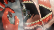 Bertolt secuestra a Ymir.png