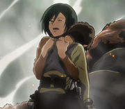 Mikasa llora al tener a Eren en sus brazos.png