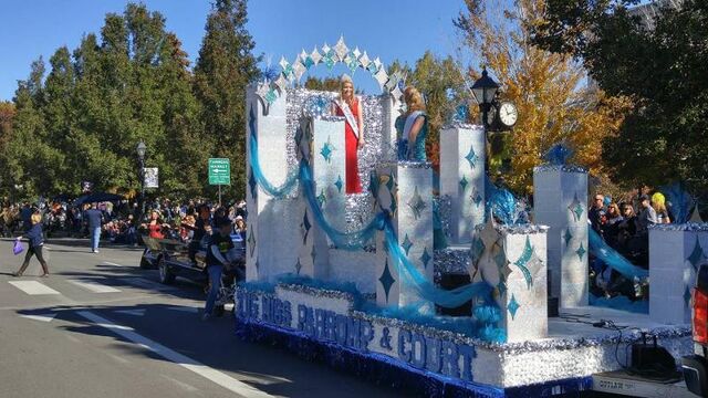 File:Parade121.jpg