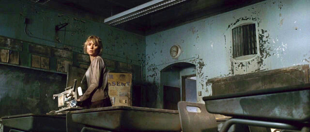 File:Sees the desk.jpg