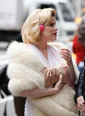 File:Smash-s01e01-ivys-white-fur-wrap-426x580.jpg