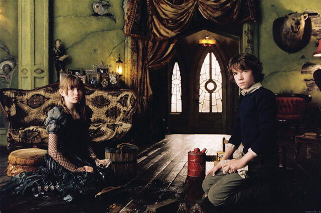 File:Scrub-the-floors-in-Olaf-s-mansion-violet-baudelaire-14731662-1400-931.jpg