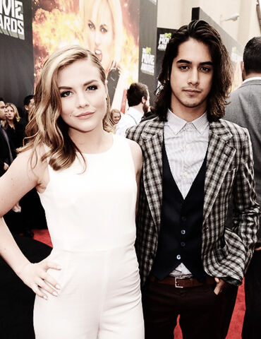 File:Maddie and avan.jpg