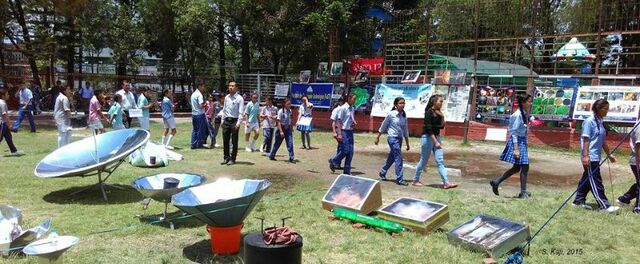 File:Crowd and cookers-slider.jpg
