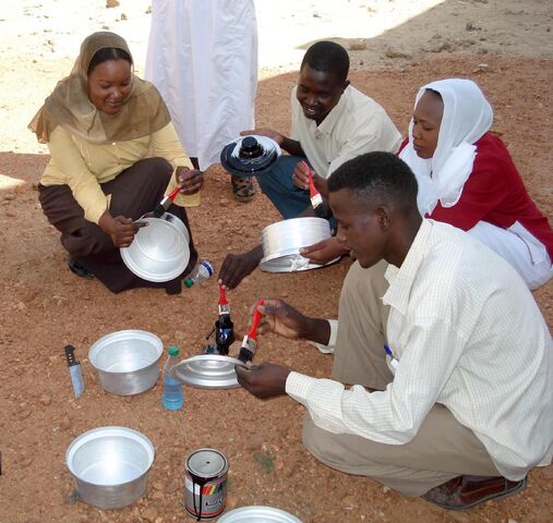 File:Painting pots black.jpg