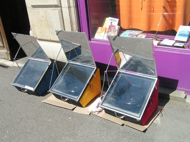 File:Fours solaires ULOG sun oven horno solar.jpg