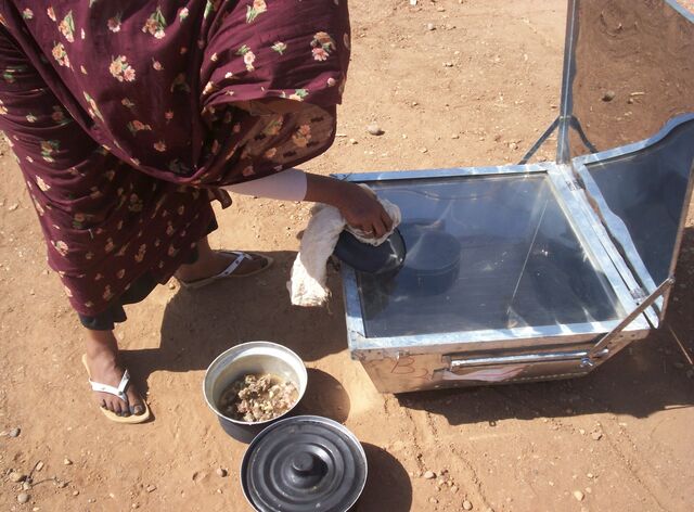 File:Mawahib Ahmed cooking photo.jpg