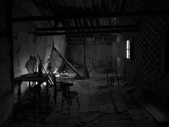 File:Abandoned house.jpg