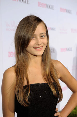 File:Ella Purnell.jpg