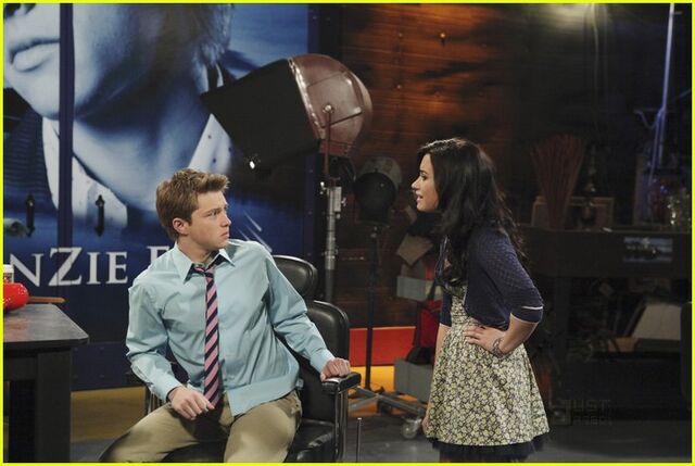 File:Demi-lovato-sonny-kiss01.jpg