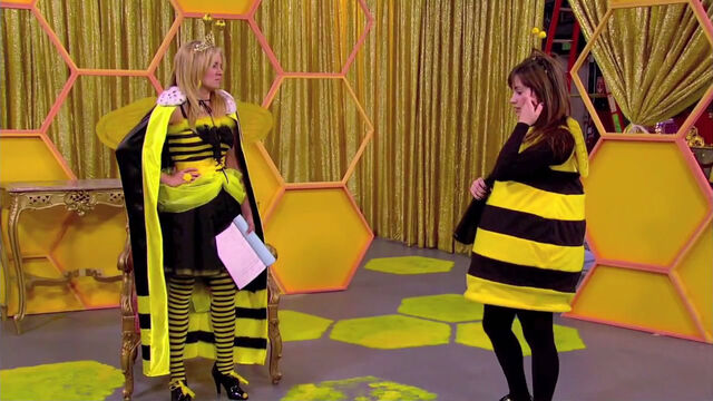 File:01 tawniqueenbee.jpg