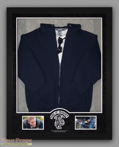 File:Sons-of-Anarchy-Jax-Teller-s-Charlie-Hunnam-Hoodie-T-Shirt-and-Sunglasses-1.jpg
