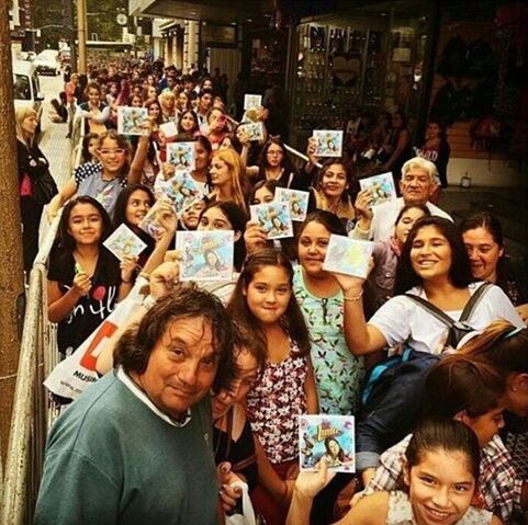 File:CrowdAlbum.jpg