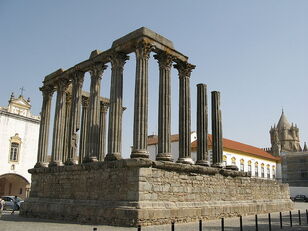 800px-Evora-RomanTemple