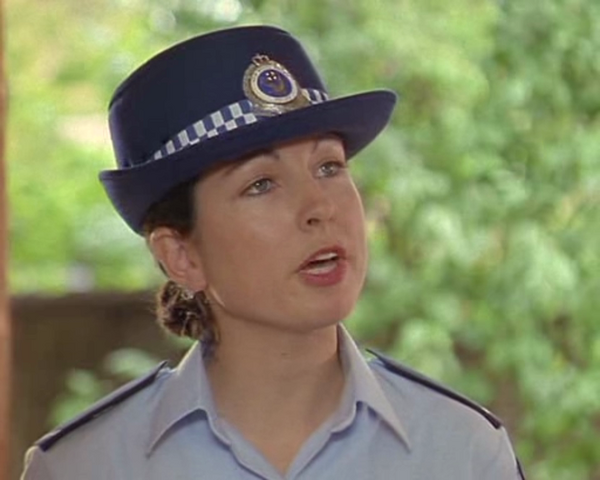 Datei:Polizeifrau.png
