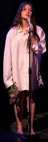 File:Ilse singing.jpg