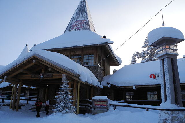 File:RealWorld Santa's House.jpg