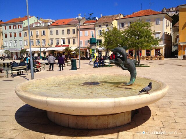 File:RealWorld Dolphins Fountain.jpg