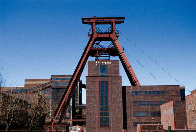 File:Zeche Zollverein.jpg