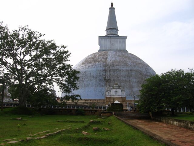 File:RealWorld Anuradhapura Garden.jpg