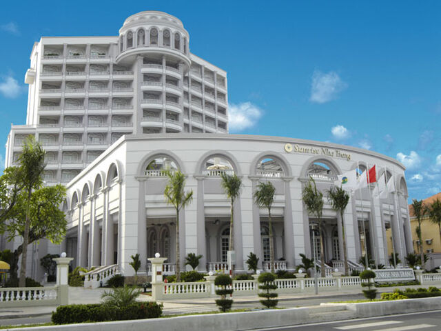 File:RealWorld Sunrise Hotel.jpg