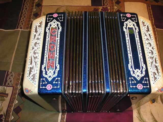 File:Crown Concertina.jpg