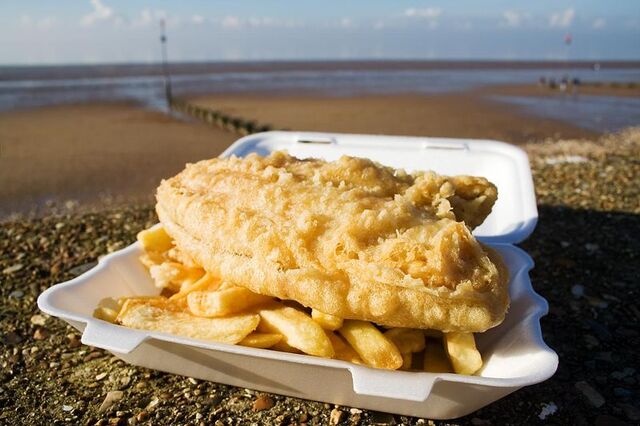 Bestand:Puntzakje Friet fish en chips.jpg