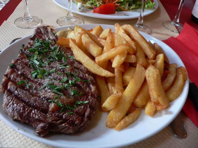Bestand:Puntzakje Friet entrecote.jpg