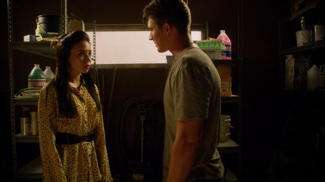 File:Star-Crossed 1x03 JuliaRoman3.jpg