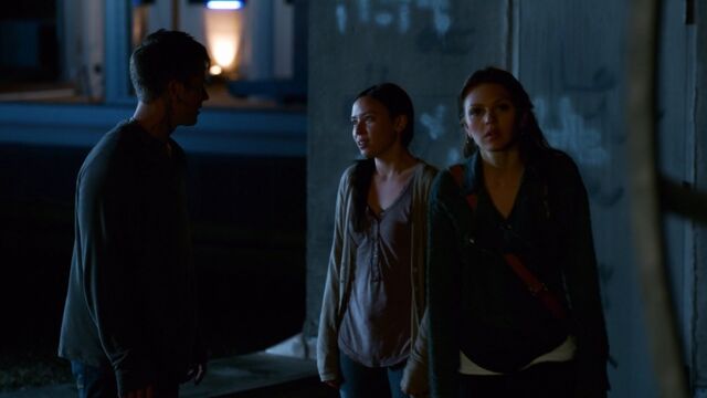 File:Star-Crossed 1x01 EmeryJuliaRoman.jpg