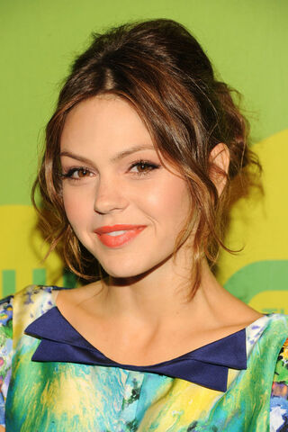 File:Aimee+Teegarden+Celebs+Arrive+CW+Upfront+Event+gQpKwwQ96zdl.jpg
