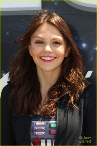 File:Aimee-teegarden-danielle-panabaker-force-relay-27.jpg