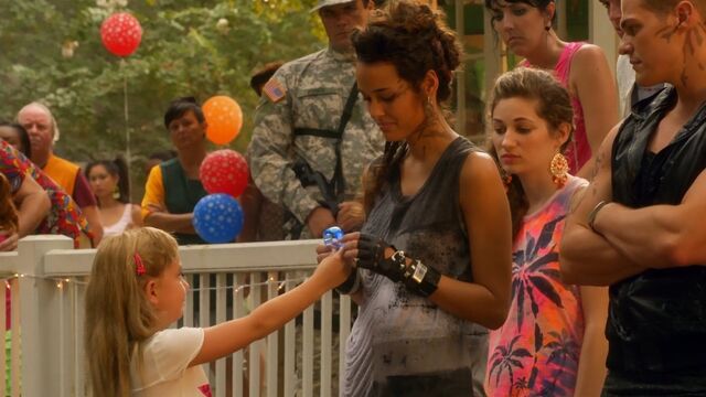 File:Star-Crossed 1x02 TeriDrake.jpg