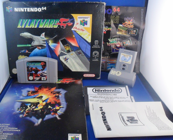 Archivo:Lylat-wars-box-set-1024x827.png