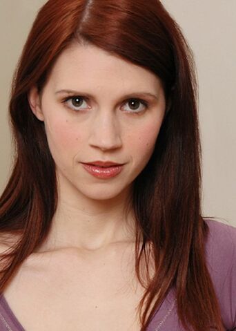 File:Julie McNeiven.jpg