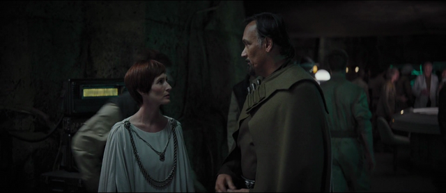 File:BailOrganaTalksToMonMothma.png