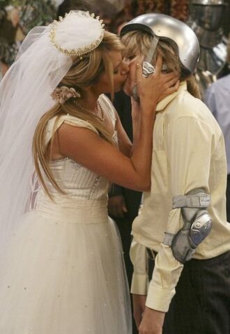 File:Maddie-kisses-dylan.jpg