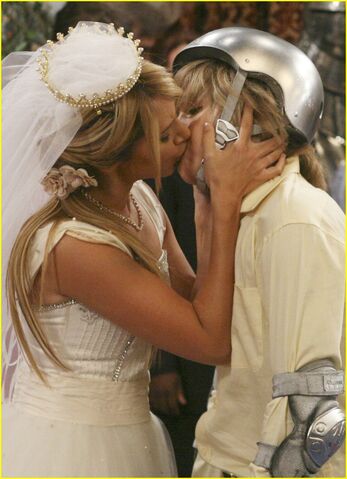 File:Ashley-tisdale-suite-life-on-deck-04.jpg