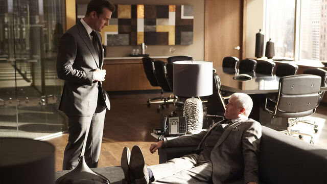 File:S03E01Promo06 - Harvey Darby.jpg