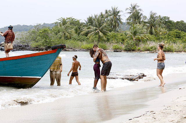 File:S32 press images ep7 106308 D20439b.jpg